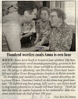 Anna Aerts ontvangt de  vele felicitaties w.o. deze van  directeur Josephine Wynen. Krant van 20 augustus 1997