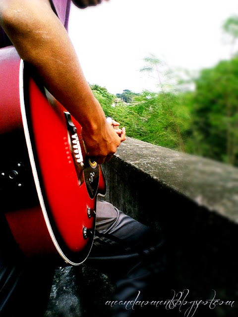 pose with guitar, guitar pic