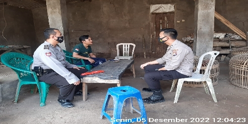 Berikan  Himbauan Kamtibmas Bhabinkamtibmas Polsek Waringinkurung Polresta Serang Kota Ke Warga