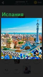 Вид сверху на улицы города и башню в Испании под синим небом