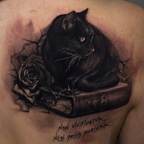 chica con tatuaje de gato