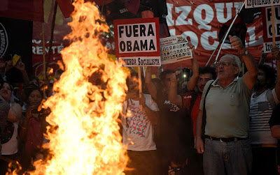 Manifestantes repudian visita de Obama a Argentina y queman banderas de EE.UU. 