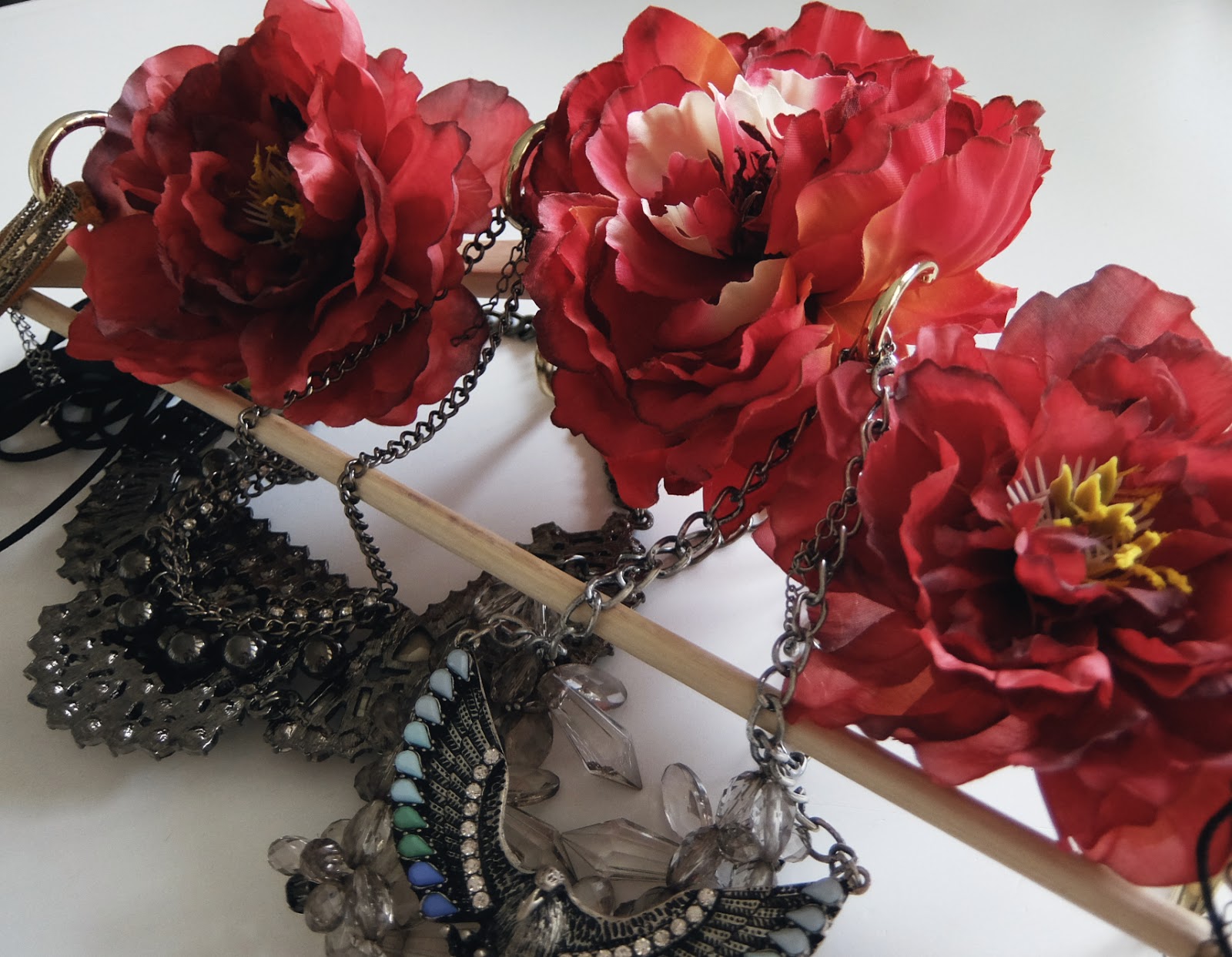 artificiL FLOWERS necklace jewelry display