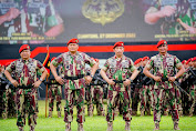 Disematkan Baret Merah Kopassus, Kapolri: Jangan Ragukan Sinergisitas TNI-Polri Jaga NKRI