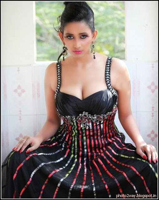 Sanjana Singh Hot Photo Gallery from Yaarukku Theriyum Movie-1