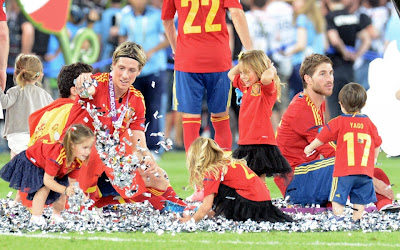 Sergio Ramos y Fernando Torres con niños