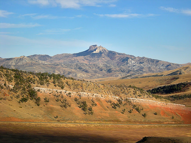 Cody Wyoming geology travel field trip folding anticline great unconformity Heart Mountain detachment Yellowstone Absaroka volcanic copyright RocDocTravel.com