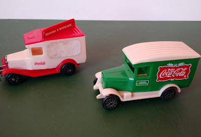 Miniatura de plástico de caminhões Coca cola (falta parte do parachoque da frente no vermelho e a frente toda do caminhão verde  ](vendido) 7,5 cm de comprimento  R$ 15,00 cada