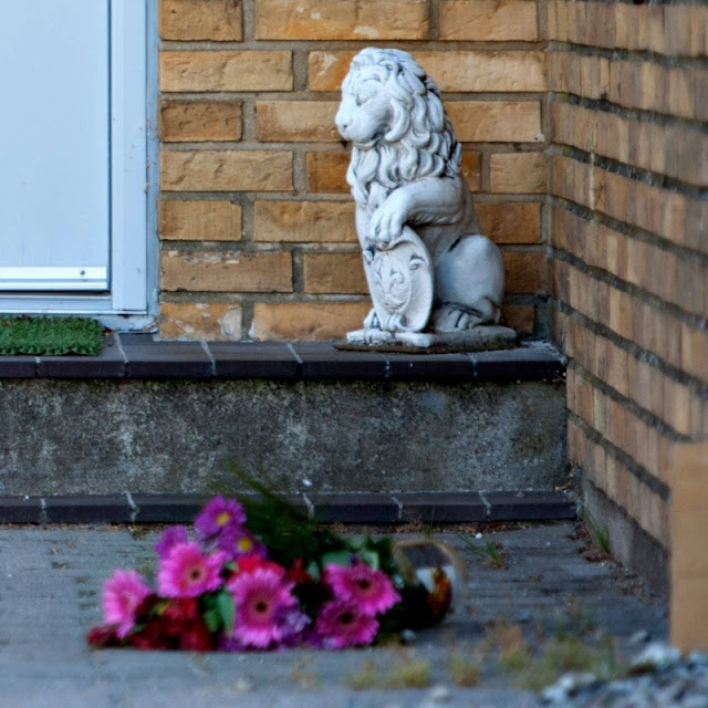 Løve og blomst ved hoveddøren fra dobbeltselvmord på Lundsbjergvej, Ferritslev