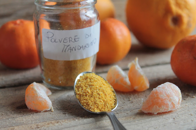 Aromi naturali fatti in casa con gli agrumi: polvere di limone, mandarino e arancia biologici per le tue ricette