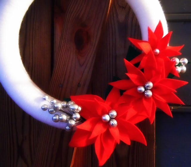 poinesttia christmas wreathe, christmas wreathe tutorial, felt flowers