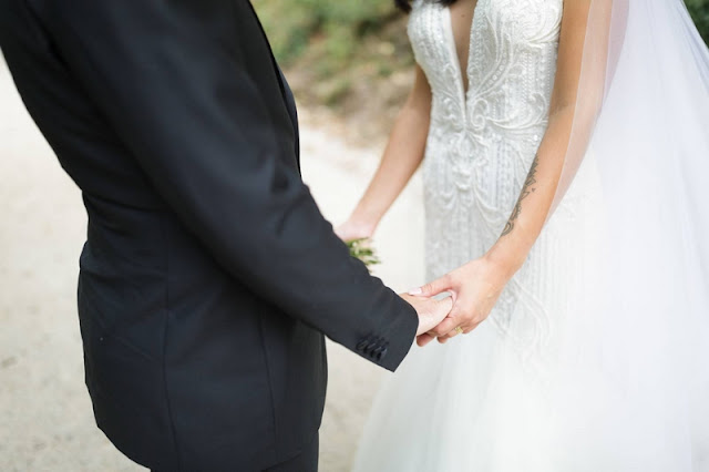Choisir les tenues du mariage : robe de mariée, costume...