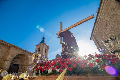 https://interbenavente.es/not/21157/la-dolorosa-y-jesus-nazareno-se-encuentran-en-la-plaza-mayor-de-benavente/