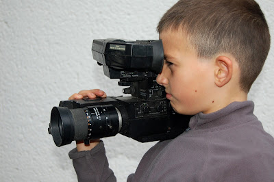 Niño con cámara de vídeo