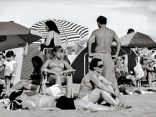 Grupo de bañistas tomando sol