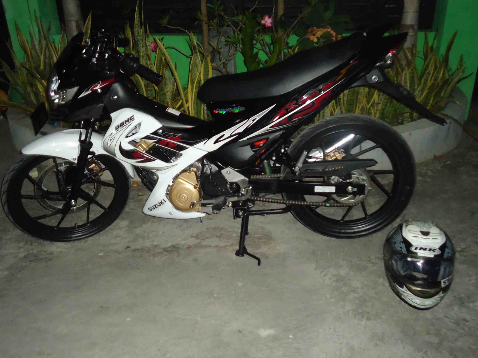  RYA WICAKSANA Satria F warna hitam putih 