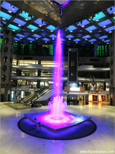 Fuente en La Grande-Place en el Complexe Desjardins, Montreal