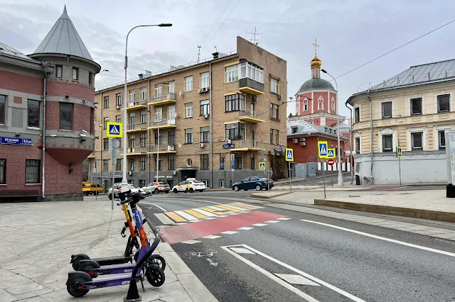 Яузский бульвар, Петропавловский переулок