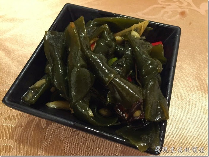 台北南港-北大莊川味館。小菜─滷海帶，NT$40。這海帶滷得很夠味道，而且輕輕咬一下海帶幾乎就可以在嘴巴內化掉的感覺，基本上個人覺得這道海帶可以推薦，但是如果喜歡吃爽脆口感的朋友就不建議了。