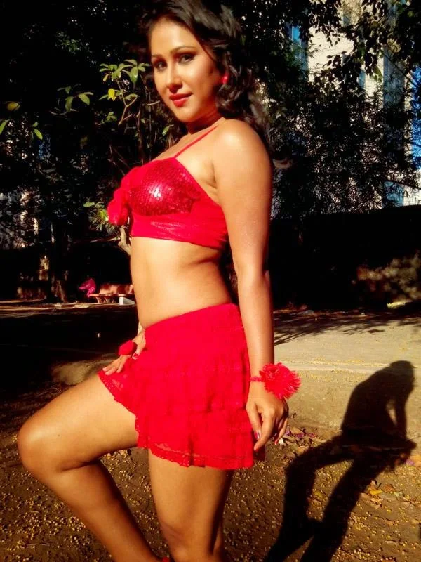 Priyanka Pandit sexy legs hot bhojpuri actress