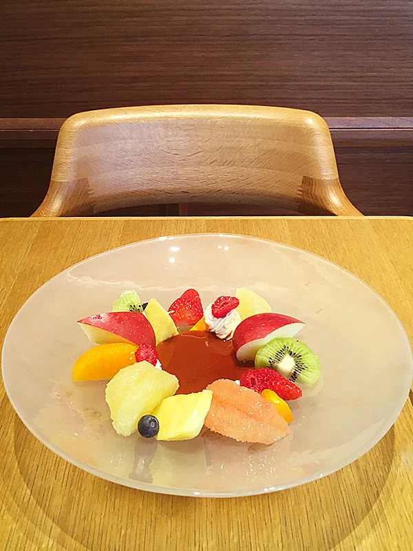 銀座中央通りにあるカフェレストラン『K.MINAMOTO』の果実のプリンアラモード