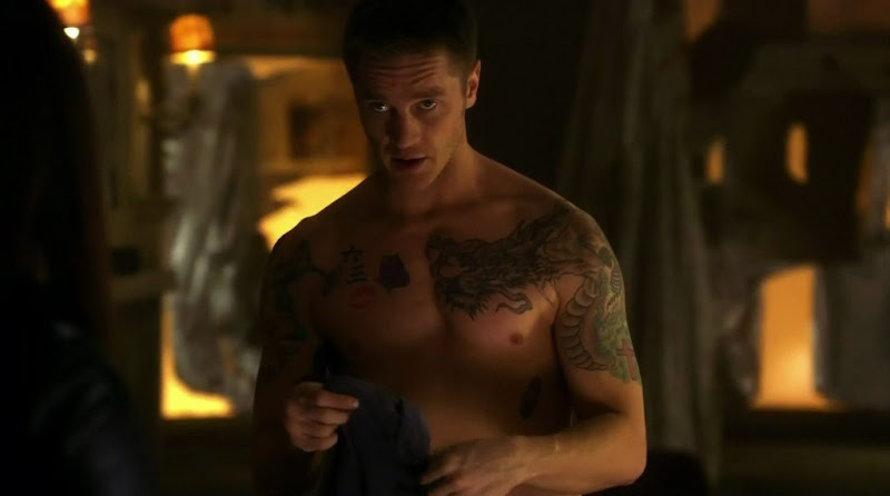 Devon Sawa Shirtless on Nikita s1e18