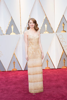 emma stone oscar kirmizi hali