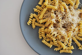 Receta fácil de pasta, cacio e pepe