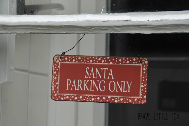 Schild Santa parking only