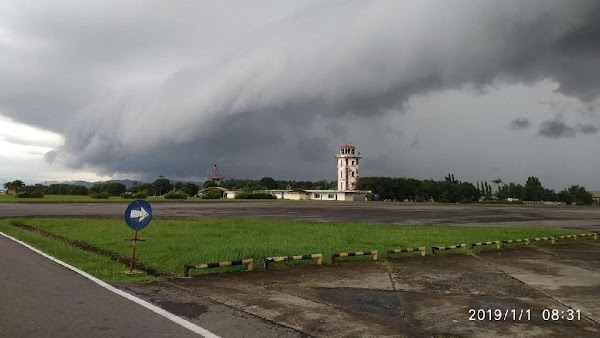 Awan Hitam Berbentuk Ombak Bergulung-gulung di Langit Makassar Bikin Heboh
