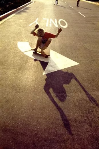 "Left turn only" - foto por Hugh Holland - Orange County no 58, 1975 | photos | 70s California skaters awesome pics | imagenes chidas, fotos bonitas