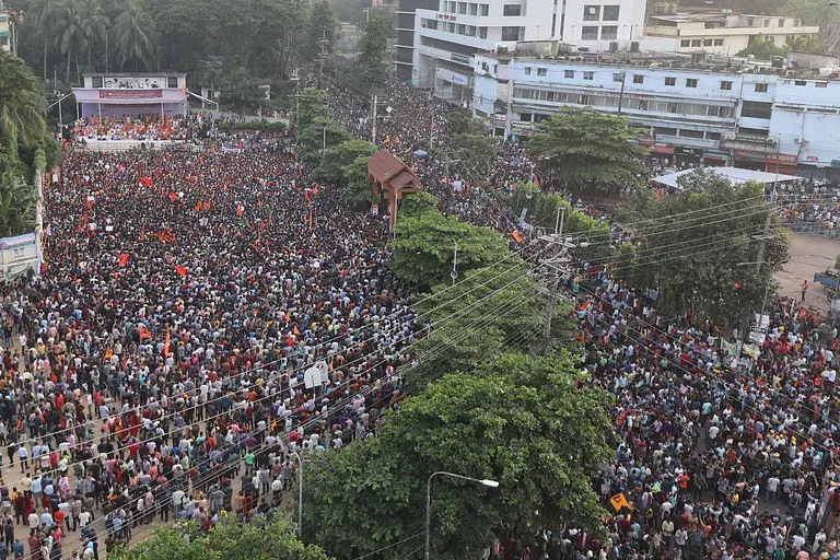 আট দফা দাবিতে চট্টগ্রামের লালদীঘি মাঠে সনাতন ধর্মাবলম্বীদের সংগঠন বাংলাদেশ সনাতন জাগরণ মঞ্চের গণসমাবেশ। আজ বিকেলে, ছবি: প্রথম আলো