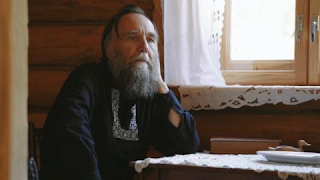 Aleksandr Dugin é hoje o maior inimigo do sistrma liberal-capitalista globalista, centrado no unipolarismo estadunidense e no atlantismo, por vezes acusados pelas hordas de zumbis do dessa atual ordem hegemonica de fascista vermelho, nazbol e diversas outras coisas, até de conspirar para destruir a “iluminada civilização ocidental”, em vez de nos atermos essas difamações estapafurdias, é mais correto buscar se informar melhor, mais interessante ouvir o que pensa, de fato, o filosofo russo e considerado o mais perigoso da atualidade.