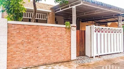 Pagar rumah batu bata merah