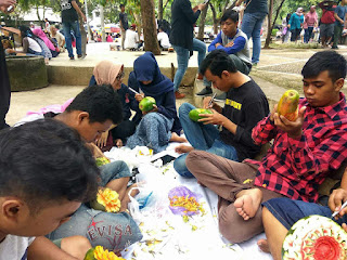 Bagi anda yang sangat berminat mengikuti car free day yang bertempat pada taman di Jl. Pahlawan Semarang, Pak Sutarno, 29, biasa memberikan pelatihan dan pengajaran untuk handai tolan yang ingin mengetahui sedikit banyak tentang Fruit Carving. Pastinya fasilitas pendidikan tersebut tidak dipungut biaya atau GRATIS.