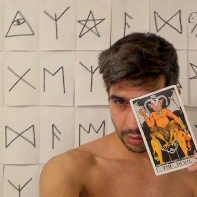 Selfie para instagram representando la carta del tarot XV THE DEVIL por el escritor artista y modelo famoso Sir Helder Amos