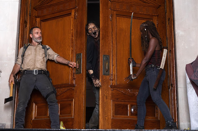 Rick Grimes (Andrew Lincoln) e Michonne (Danai Gurira) nell'episodio 1