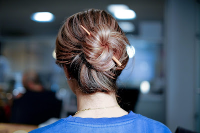 Mujer con el cabello recogido en un moño