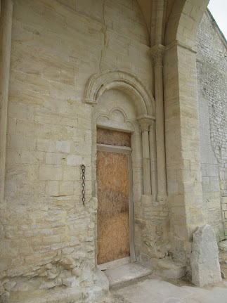 Creully sur Seulles - Le porche du prieuré de Saint-Gabriel restauré