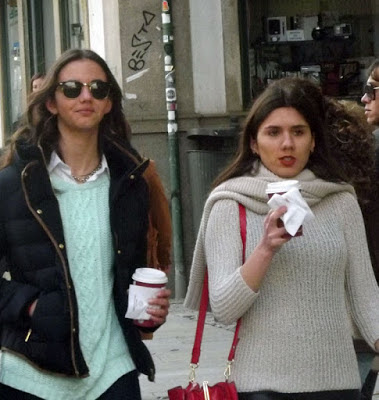 duas meninas com copos de café na rua