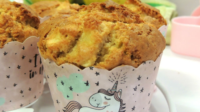 Hoy preparamos Muffins de manzana. Un desayuno o merienda que jamás defrauda y que si os interesa tener la receta, debéis quedaros conmigo y seguir leyendo:)