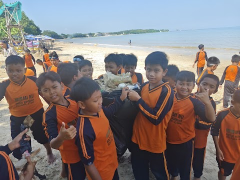 Reward Juara Porsema, MI NU Baitul Mukminin Ajak Siswa Bersihkan Sampah Teluk Awur Jepara