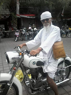 Pendeta Hindu Bali Hobi Motor Klasik