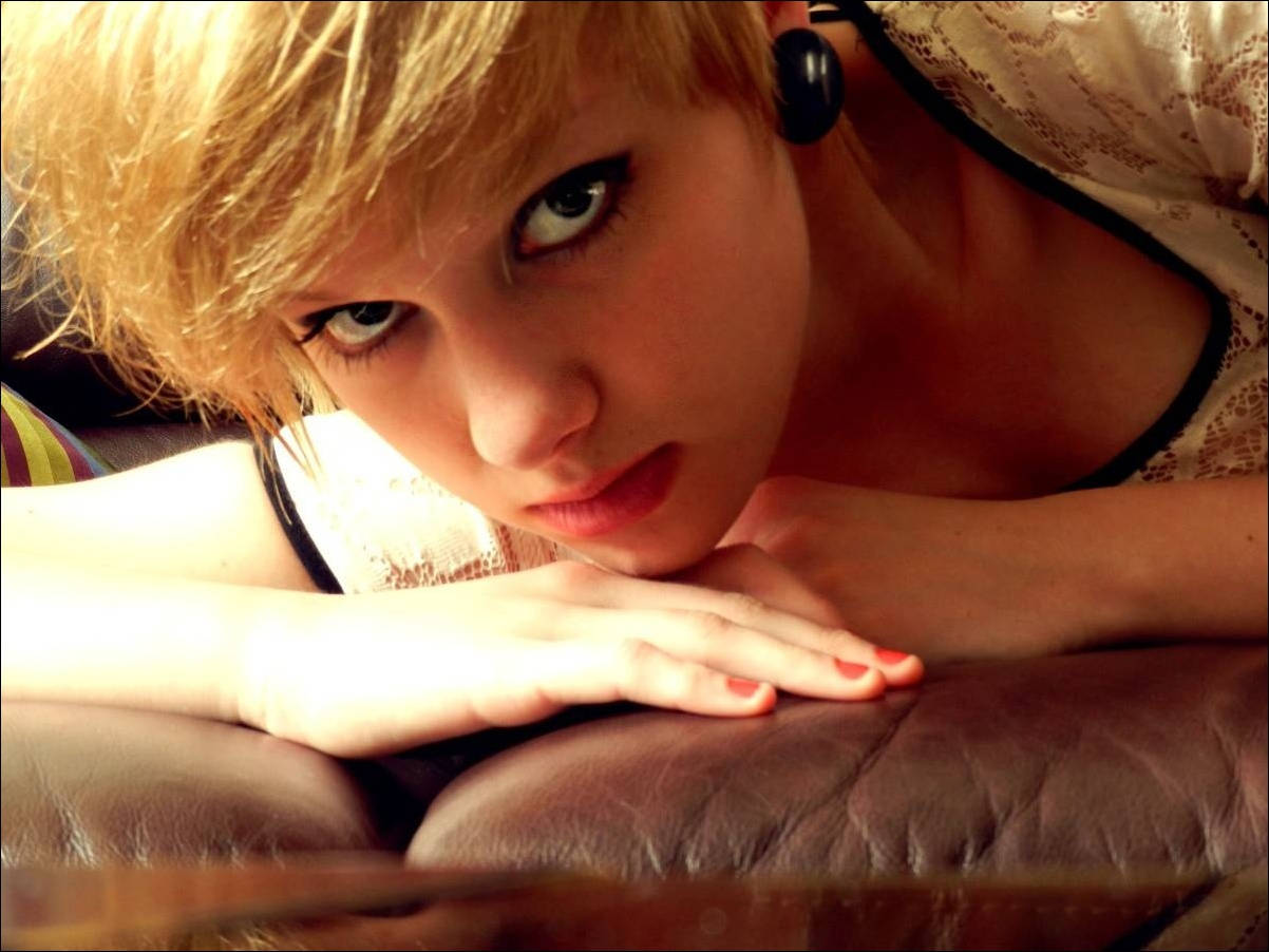  foto bugil cewek western manis toket gede rambut pendek blonde pose seksi dan telanjang di kamar kost