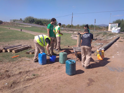 Alumnos de T'Avalem Moncofa colocando los postes de madera del vallado.