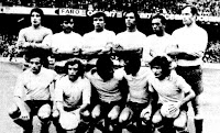 U. D. LAS PALMAS - Las Palmas de Gran Canaria, España - Temporada 1974-75 - Carnevali, Martín II, Tonono, Noly, Félix y Castellano; Fernández, Wolff, Páez, Germán y Miguel Ángel - Las Palmas ocupó el décimotercer puesto en la Liga de 1ª División, con Sinibaldi de entrenador