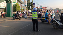 Gatur Lalin Pagi, Polisi Bantu Masyarakat Menyebrang Jalan