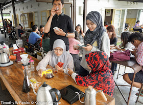 Indonesia - Bandung - Yellow Truck Coffee Linggawastu - Manual coffee brewing workshop - BloggerBDG Tasting the coffee