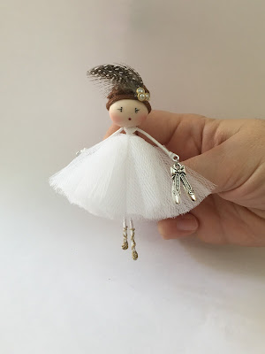 BROCHE MUÑECA MOÑITA