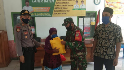 Gerakan Bakti Sosial, Jajaran Polsek Polres Majalengka Salurkan Sembako Berupa Beras Untuk Warga Kurang Mampu